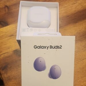 Samsung Galaxy Buds2 in Lavender and White